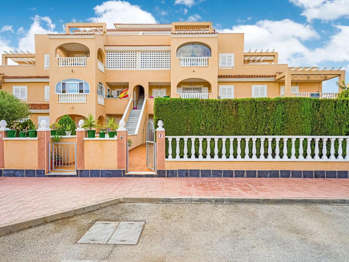 Belvilla By Oyo Lovely Bungalow With Swimming Pool Оріуела Екстер'єр фото
