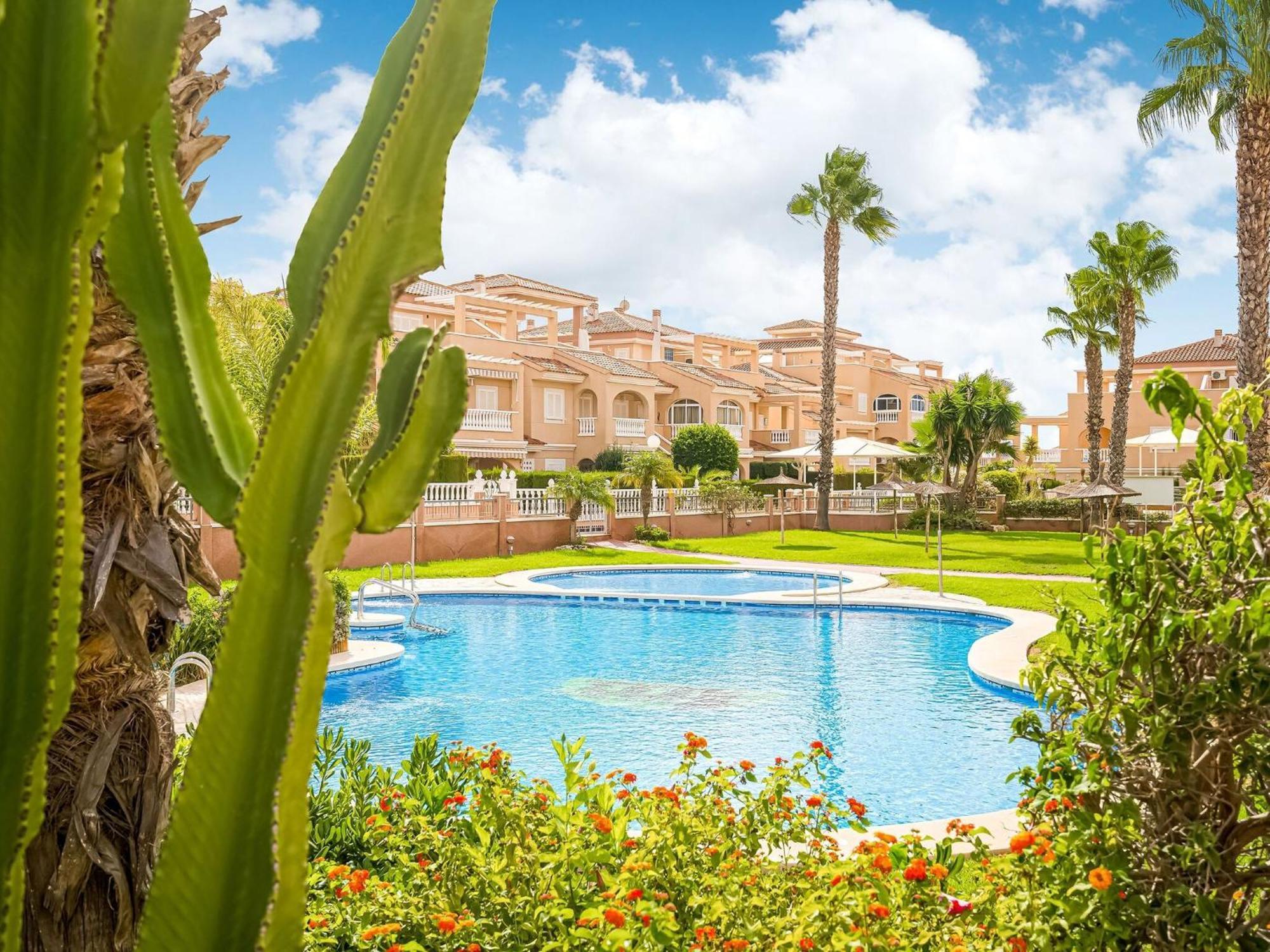 Belvilla By Oyo Lovely Bungalow With Swimming Pool Оріуела Екстер'єр фото
